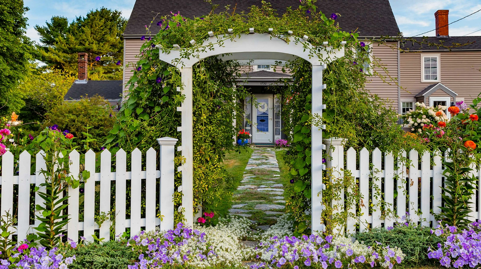 Tips for choosing the right front garden fence, style, privacy, budget and maintenance.
