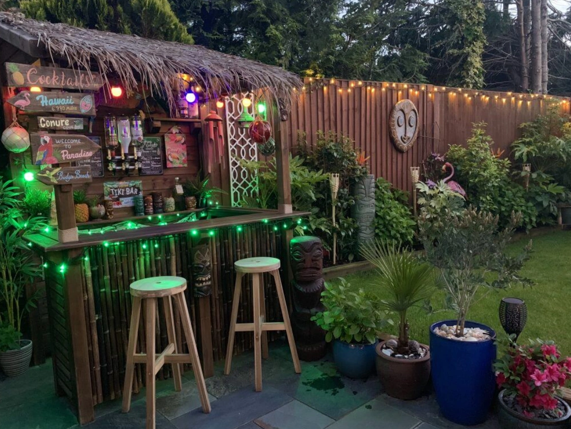 A tikki garden bar can be made with bamboo and ratten to create a hawaiian-type bar culture in your own garden.