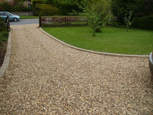 A pea gravel driveway with neatly defined edges, offering a smooth and visually appealing surface.