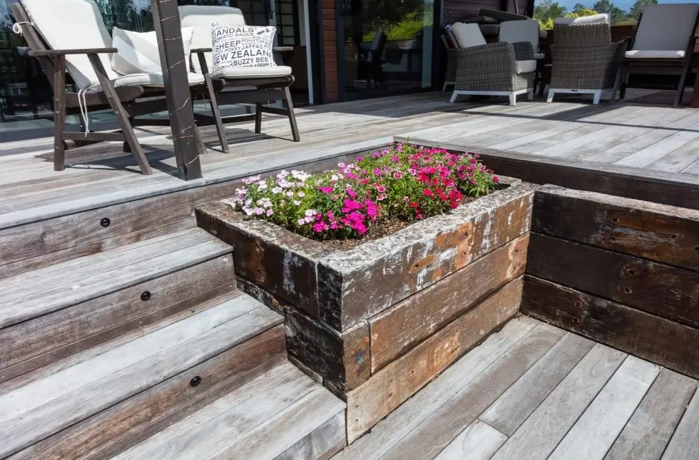 Integrating planters as part of sleepers is an efficient way of using plants and shrubs in your garden. Integrating planters as part of sleepers is an efficient way of using plants and shrubs in your garden.