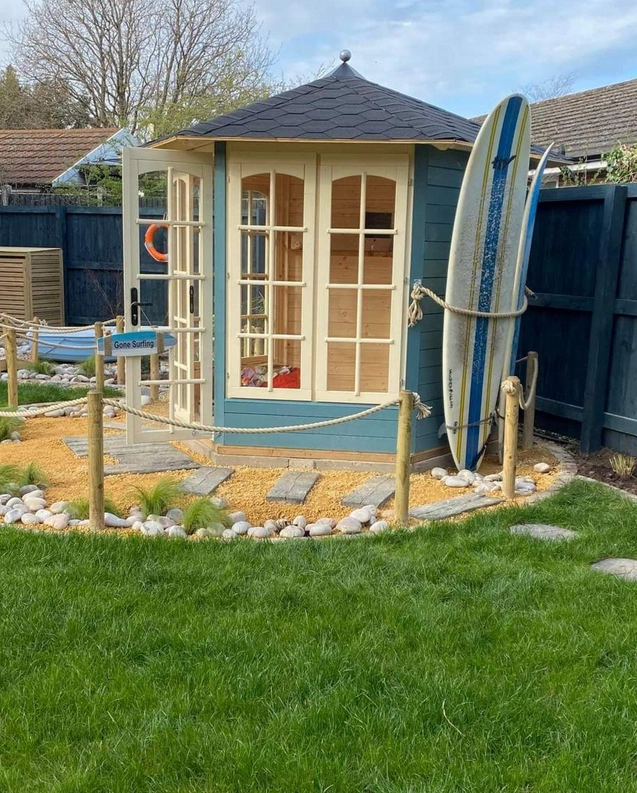 A surf-type garden bar is the perfect idea for a chilled, relaxed vibe in the garden.